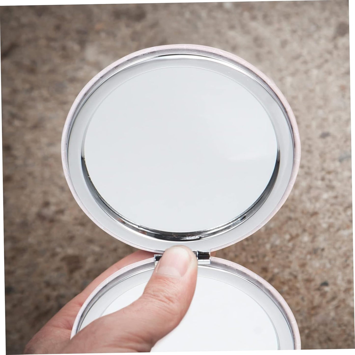 Wholesale mini round pocket mirrors. Metal folding flip - cover. Portable and cute for girls. Creative hand - held makeup touch - up small mirrors with lanyards.